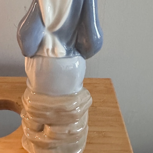 Lladro Madonna Girl with Lilies Figurine – Retired 1998 – Vintage Porcelain - Picture 4 of 4